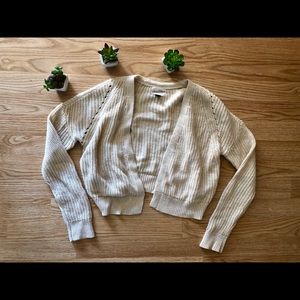 LAST CHANCE ⭐️ 3/$15 Cropped cardigan! 🌸